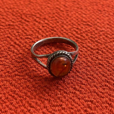Anello in argento con pietra arancione