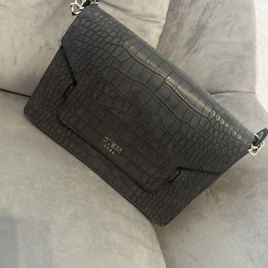 Guess schwarze Schultertasche Kroko-Optik