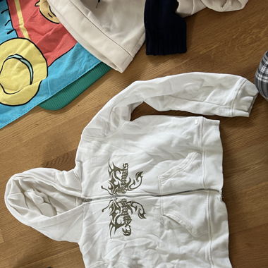 Bequemer Pulli mit Print und Reissverschluss.