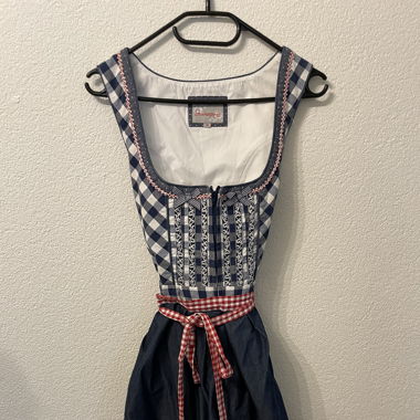 Dirndl ohne Bluse