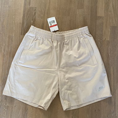 Neuer Nike-Short mit Etikett Grösse L