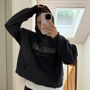 grauer Hoodie mit Stick