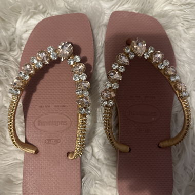 Tongs ornées roses et dorées