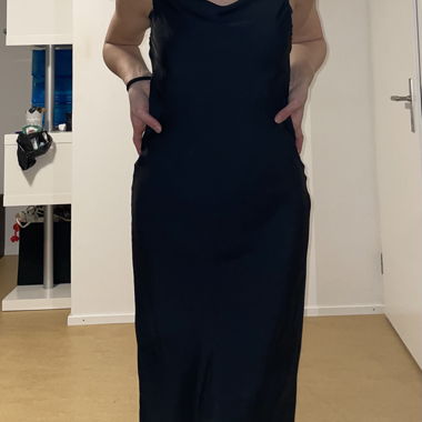 Schwarzes Satin-Midikleid