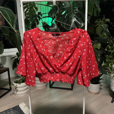 Rotes Blumen-Crop-Top mit V-Ausschnitt
