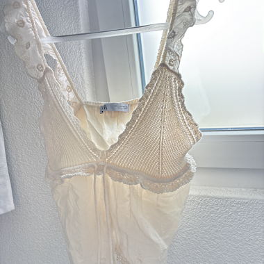 Top in pizzo crema