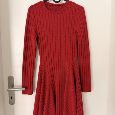 Robe rouge en maille côtelée
