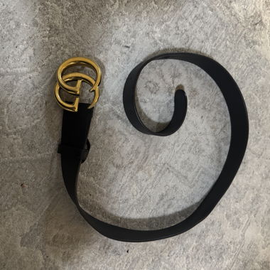 Cintura nera con fibbia dorata