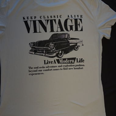 Weisses T-Shirt mit Vintage-Autoprint