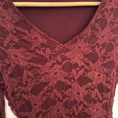 Robe en dentelle bordeaux