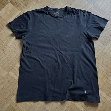 Polo Tschirt mit Weisser Polo Schrift unten