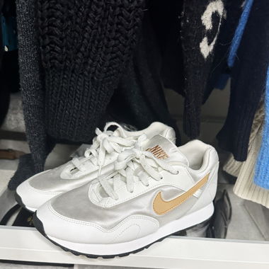 Nike Outburst - weiss/gold 