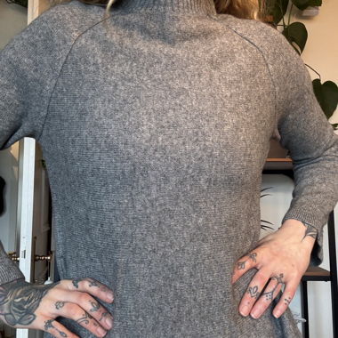 Maglione grigio in lana con collo alto di Allude