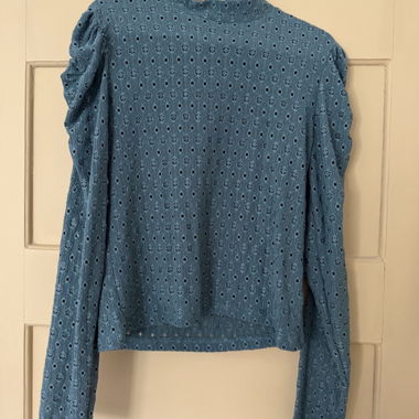 Top blu con motivo traforato PIGALLE, taglia S