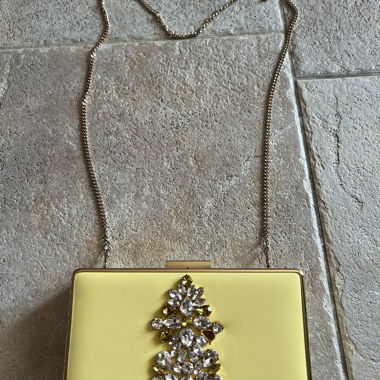 Pochette avec chaîne