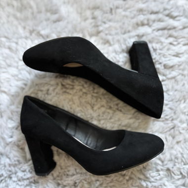 Black Pumps