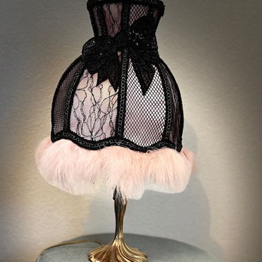 Lampe abat-jour noir et rose en dentelle