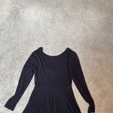 Schwarzes kurzes Kleid mit Rückenausschnitt