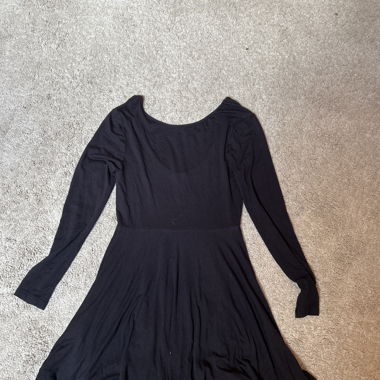 Schwarzes kurzes Kleid mit Rückenausschnitt
