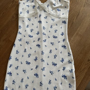 Spitzen-Minikleid mit Bluetenprint