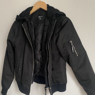 Jacke mit Kaputze Schwarz