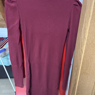 Bordeaux knit dress with long sleeves