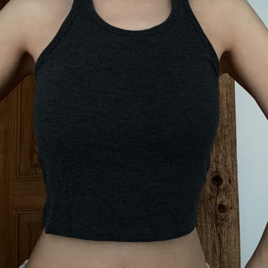 Haut noir côtelé sans manches à col halter
