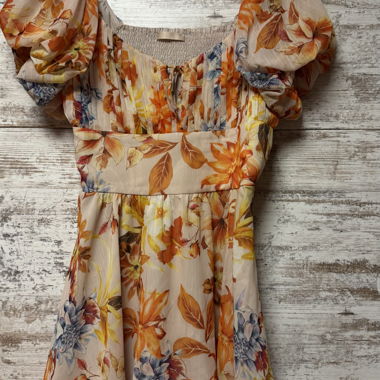 Blumenkleid mit Puffärmeln