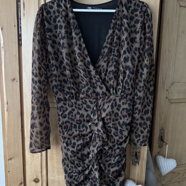 Schönes Zara-Kleid mit Leopardenmuster
