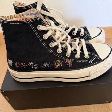 Chaussures Converse avec motif de signes astrologiques dessus