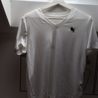 T-shirt blanc à encolure en V