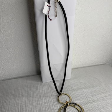 Lange Kette mit goldenen Ringen