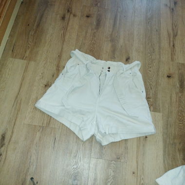 Shorts H&M beige chiaro di alta qualità EU 44