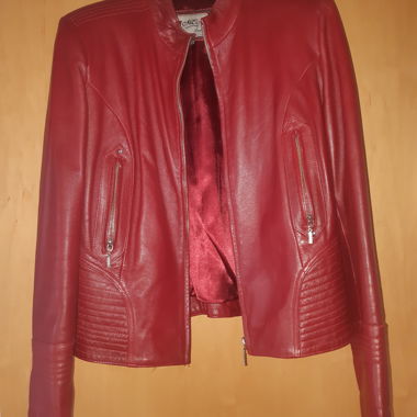 Rote Lederjacke mit Reissverschlüssen