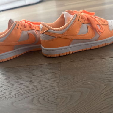 NIKE DUNK LOW PEACH CREAM