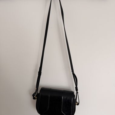 Borsa a tracolla nera con catena dorata