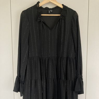 Schwarzes Kleid
