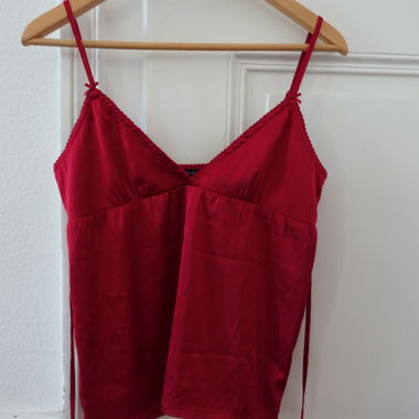 Top en satin rouge à bretelles