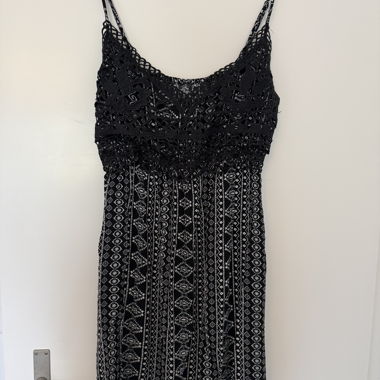 Schwarz, graues Kleid