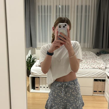 Hellblauer Rock mit integrierter Hose 