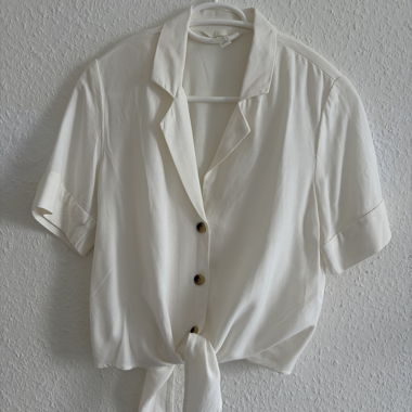 Camicia bianca annodata