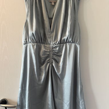 Robe sans manches satinée
