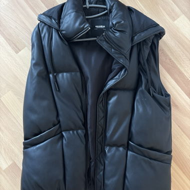 Giaccone imbottito nero senza maniche stile pelle Pull&Bear