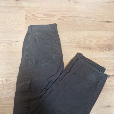 Hose mit Taschen in schwarz 