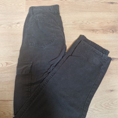 Hose mit Taschen in schwarz 