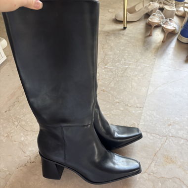 Stivaletto nero con tacco