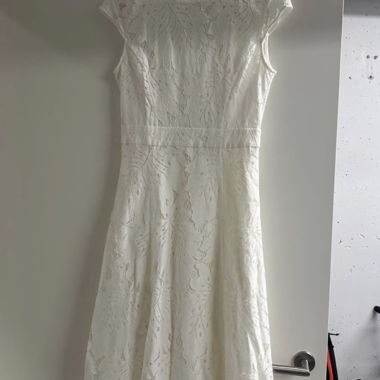 Weisses Spitzenkleid