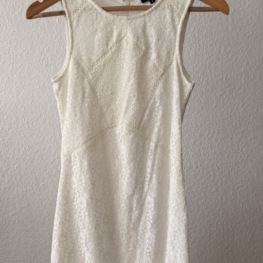 Robe blanche en dentelle