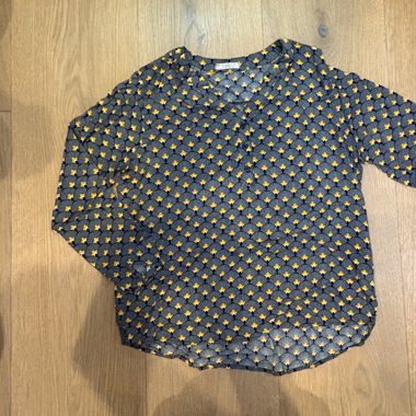 Blouse noir à motifs orange