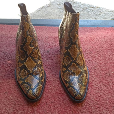 Stivaletti con stampa serpente